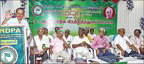 திருச்சியில் நேற்று நடைபெற்ற தமிழ்நாடு ஊரக வளர்ச்சி மற்றும் ஊராட்சித் துறை அனைத்து ஓய்வூதியர்கள் சங்க மாநில பிரதிநிதித்துவப் பேரவை கூட்டத்தில் பேசிய தமிழ்நாடு அனைத்துத் துறை ஓய்வூதியர்கள் சங்க மாநிலப் பொதுச் செயலாளர் பி.கிருஷ்ணமூர்த்தி. உடன் பொதுச் செயலாளர் பா.ரவி உள்ளிட்டோர். படம்: ர.செல்வமுத்துகுமார்