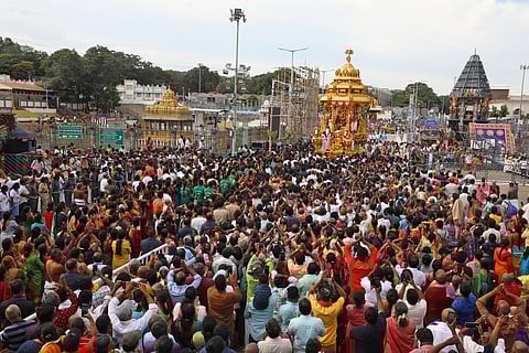 திருப்பதி பிரம்மோற்சவத்தின் 6-ம் நாளான நேற்று மாலை, தங்க ரத ஊர்வலம் மிக சிறப்பாக நடந்தேறியது. இதில் திரளான பெண் பக்தர்கள் தேரின் வடம் பிடித்து இழுத்து நேர்த்திக்கடன் செலுத்தினர்.