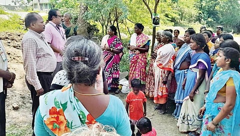 சோளிங்கர் அடுத்த சூரைமோட்டூர், நந்திமங்கலம் கிராமங்களில் பொதுமக்கள் மற்றும்  நூறு நாள் திட்ட பணியாளர்களிடம் புகையிலை இல்லா கிராமம் குறித்து சுகாதார துறையினர் நேற்று விழிப்புணர்வு ஏற்படுத்தினர்.