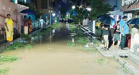 வேலூர் சத்துவாச்சாரி பகுதி 4-க்கு உட்பட்ட ஜெயலட்சுமி கார்டன் பகுதியில் மழைநீர் தேங்கி வீடுகளுக்குள் புகுந்ததால் பொதுமக்கள் பெரும் சிரமத்துக்கு ஆளாகினர்.