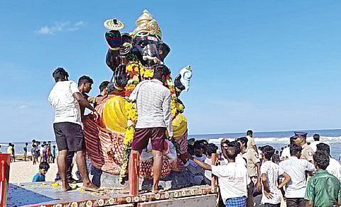 மாமல்லபுரத்தில் கடலில் கரைப்பதற்காக வாகனத்தில் கொண்டு வரப்பட்ட விநாயகர் சிலை.