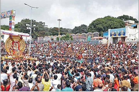 திருப்பதி பிரம்மோற்சவ விழாவில் 7-ம் நாளான நேற்று காலை, சூரிய பிரபையில் மலையப்பர் எழுந்தருளி பக்தர்களுக்கு அருள் பாலித்தார்.