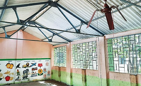 பறையம்பட்டு அங்கன்வாடி மையத்தில் புதிய கோணத்தில் தொங்கும் மின்விசிறி.