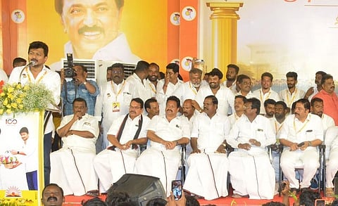 கிருஷ்ணகிரி கிழக்கு மற்றும் மேற்கு மாவட்ட இளைஞர் அணி செயல்வீரர்கள் கூட்டத்தில் உரையாற்றும் அமைச்சர் உதயநிதி ஸ்டாலின்