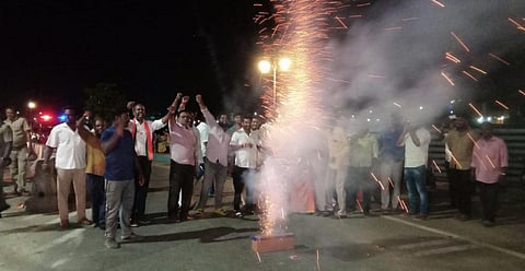 அதிமுகவுடனான கூட்டணி முறிவு: மதுரையில் பட்டாசு வெடித்து கொண்டாடிய பாஜகவினர்