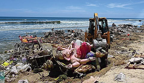 விநாயகர் சதுர்த்தியை முன்னிட்டு சென்னை மற்றும் புறநகர் பகுதிகளில் வைக்கப்பட்டிருந்த சிலைகள் நேற்று முன்தினம் கடலில் கரைக்கப்பட்டன. முழுவதுமாக கரையாமல் பட்டினப்பாக்கத்தில் கரை ஒதுங்கிய சிலைகளை மாநகராட்சி ஊழியர்கள் நேற்று பொக்லைன் உதவியுடன் கடலில் தள்ளி கரைத்தனர். படம்: எஸ்.சத்தியசீலன்