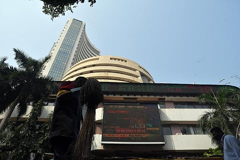 ஏற்ற இறக்கமின்றி தொடங்கிய பங்குச்சந்தை 