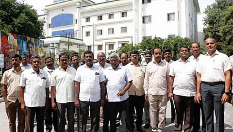 கோவை மாவட்ட ஆட்சியரிடம் மனு அளிக்க வந்த தமிழ்நாடு தொழில் அமைப்புகளின் ஒருங்கிணைப்பாளர்கள். படம் ஜெ.மனோகரன்