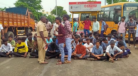 புதுக்கோட்டை அரசு மருத்துவக் கல்லூரி அருகே சாலை மறியலில் ஈடுபட்டோர்.