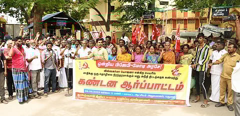 விஸ்வகர்மா யோஜனா திட்டத்தை திரும்பப் பெற வலியுறுத்தி மதுரையில் இன்று நடந்த ஆர்ப்பாட்டத்தில் பங்கேற்றோர். | படம்: எஸ்.கிருஷ்ணமூர்த்தி.