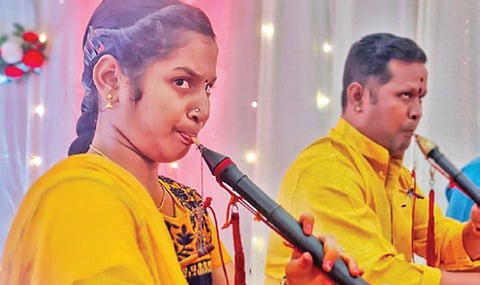 தந்தையுடன் சேர்ந்து நாகஸ்வரத்தில் அசத்தும் விருதுநகர் சிறுமி!