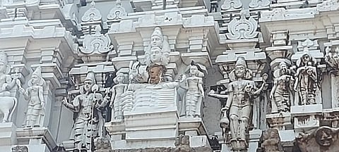 அண்ணாமலையார் கோயில் அம்மணி அம்மன் கோபுரத்தில் உள்ள பிரம்மதேவர் சிலை பெயர்ந்து விழுந்து சேதமடைந்துள்ளன.