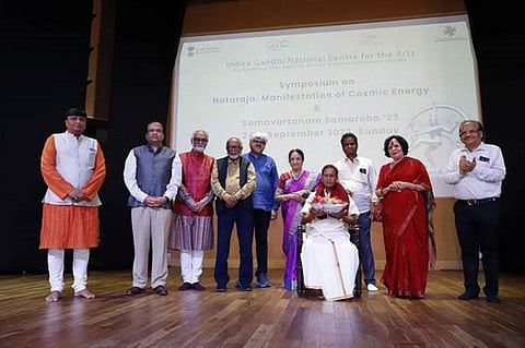 பாரத் மண்டபத்தில் நிறுவப்பட்ட நடராஜர் சிலையை வடித்த தமிழக சிற்பிக்கு டெல்லியில் கவுரவம்