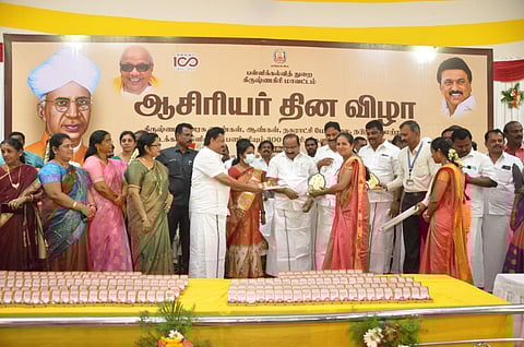 தாய், தந்தைக்கு அடுத்து வணங்க கூடியவர்கள் ஆசிரியர்கள் - கிருஷ்ணகிரியில் அமைச்சர் சக்கரபாணி பெருமிதம்