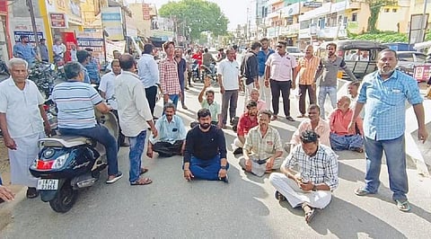 ராணிப்பேட்டையில் உள்ள சென்னை - சித்தூர் சாலையில் மறியலில் ஈடுபட்ட கீதாவின் உறவினர்கள்.