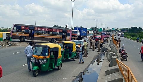 ஓசூர் ஜுஜுவாடி வரை தமிழக அரசு நகரப் பேருந்துகள் இயக்கப்பட்டன. அதேநேரம் வழக்கம்போல இயக்கிய கர்நாடக மாநில ஆட்டோக்கள்.﻿﻿
