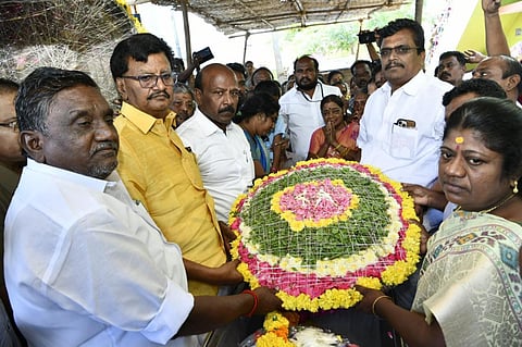 வடிவேலின் உடலுக்கு மலர்வளையம் வைத்து  அஞ்சலி செலுத்திய அமைச்சர் மா.சுப்பிரமணியன். உடன் எம்எல்ஏக்கள் என்.ராமகிருஷ்ணன், ஆ.மகாராஜன் உள்ளிட்டோர்.