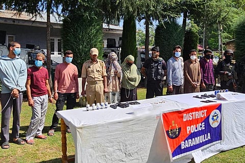 காஷ்மீரில் ஆயுத கடத்தல் - தீவிரவாதி, 2 பெண்கள் உட்பட 9 பேர் கைது