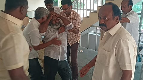 அடிப்படை வசதிகள் செய்து தராத மேட்டூர் நகராட்சி தலைவரைக் கண்டித்து திமுக கவுன்சிலர் தீக்குளிக்க முயற்சி