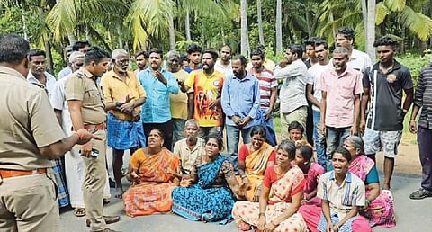 அம்பலூர்-புத்துக்கோயில் சாலையில் மறியலில் ஈடுபட்ட பொதுமக்கள்.