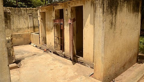 அரசு பள்ளிகளில் கழிப்பறைகளை பராமரிப்பதில் சிக்கல்: தற்காலிக ஊழியர்களுக்கு 10 மாதங்களாக ஊதியம் இல்லை