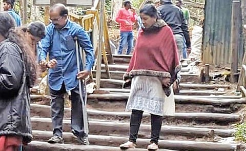 கொடைக்கானல் பைன் மரக்காட்டுக்குள் நடந்து வர சிரமப்படும் மாற்றுத் திறனாளி