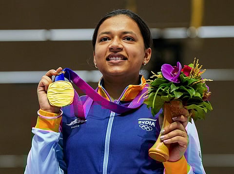 ஆசிய விளையாட்டு போட்டியில் துப்பாக்கி சுடுதலில் மகளிருக்கான 50 மீட்டர் ரைபிள் 3 பொஷிசன் பிரிவில் தங்கப் பதக்கம் வென்ற இந்தியாவின் சிஃப்ட் கவுர் சாம்ரா.