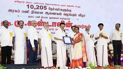 சென்னை கலைவாணர் அரங்கில் நடந்த விழாவில், டிஎன்பிஎஸ்சி மூலம் தேர்வான 10.205 பேருக்கு நியமன ஆணைகளை முதல்வர் ஸ்டாலின் வழங்கினார். உடன் அமைச்சர்கள் ஐ.பெரியசாமி, சாத்தூர் ராமச்சந்திரன், தங்கம் தென்னரசு, சேகர்பாபு, மா.சுப்பிரமணியன், அன்பில் மகேஸ், தலைமைச் செயலர் சிவ்தாஸ் மீனா, மனிதவள மேம்பாட்டு துறை செயலர் நந்தகுமார்.