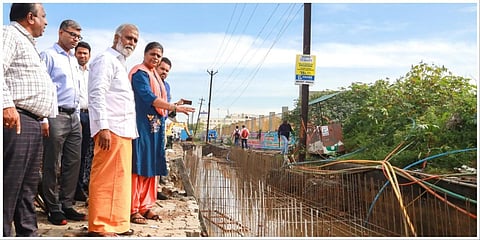 கிளாம்பாக்கத்தில் நடைபெற்று வரும் மழைநீர் வடிகால் பணிகளை ஆய்வு செய்த அமைச்சர் சேகர்பாபு