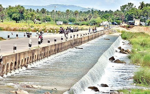 வேலூர் மாவட்டத்தில் கடந்த சில நாட்களாக பெய்து வரும் மழையால் விரிஞ்சிபுரம் பகுதி பாலாற்றில் ஓடும் மழைநீர். படம் :வி.எம்.மணிநாதன்