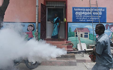 சென்னையில் டெங்கு தடுப்பு நடவடிக்கையாக, புளியந்தோப்பு பகுதியில் கொசு மருந்து அடிக்கும் பணியில் ஈடுபட்ட மாநராட்சி ஊழியர். | கோப்புப் படம்: எஸ்.சத்தியசீலன்