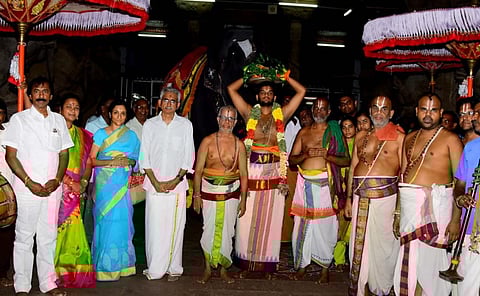 ஸ்ரீவில்லிபுத்தூர் ஆண்டாளுக்கு திருப்பதி பட்டு வஸ்திரம் அணிவிப்பு