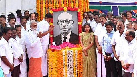 முன்னாள் மேயர் சிவராஜ் 132-வது பிறந்த நாளை முன்னிட்டு சென்னை தங்கசாலை, மணிக்கூண்டு அருகில் அமைந்துள்ள அவரது சிலைக்கு அருகில் வைக்கப்பட்டிருந்த படத்துக்கு அமைச்சர்கள் மு.பெ.சாமிநாதன், பி.கே.சேகர்பாபு மேயர் ஆர்.பிரியா, துணை மேயர் மகேஷ்குமார், செய்தி மக்கள் தொடர்புத் துறை இயக்குநர் த.மோகன் ஆகியோர் மலர் தூவி மரியாதை செலுத்தினர்.