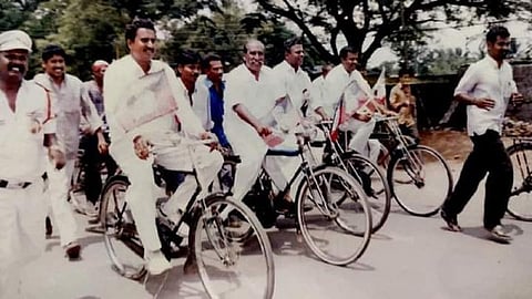 பாஜகவுக்கு செல்ல இருப்பதாக பரப்பப்பட்ட வதந்தி - ட்விட்டர் ஹேஷ்டேக் மூலம் எஸ்.பி.வேலுமணி பதில்