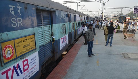 வந்தே பாரத் ரயில் சேவை காரணமாக வைகை, கோவை விரைவு ரயில் பயண நேரம் அதிகரிப்பு: பயணிகள் கடும் அதிர்ச்சி