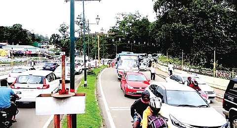 கொடைக்கானல் ஏரிச் சாலையில் ஏற்பட்ட போக்குவரத்து நெரிசலால் அணிவகுத்து நின்ற வாகனங்கள்.