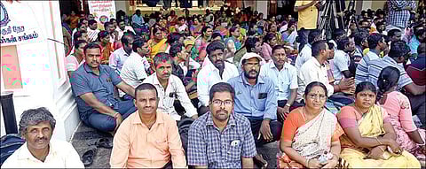 பணி நிரந்தரம் உள்ளிட்ட பல்வேறு கோரிக்கைகளை வலியுறுத்தி, பகுதிநேர ஆசிரியர்கள் கூட்டமைப்பு சார்பில் கவனஈர்ப்பு காத்திருப்பு போராட்டம் சென்னை நுங்கம்பாக்கம், டிபிஐ வளாகத்தில் நடந்து வருகிறது, இதில் பங்கேற்ற பகுதிநேர ஆசிரியர்கள்.படம்: எஸ்.சத்தியசீலன்