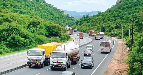 கிருஷ்ணகிரி-ஓசூர் தேசிய நெடுஞ்சாலையில் மேலுமலை வனப்பகுதி இறக்கமான சாலையைக் கடக்கும் வாகனங்கள். படம்:கி.ஜெயகாந்தன்