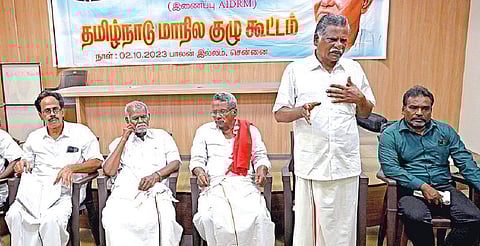 சென்னையில் நேற்று நடைபெற்ற தமிழ்நாடு ஒடுக்கப்பட்டோர் வாழ்வுரிமை இயக்கத்தின் மாநிலக் குழு கூட்டத்தில் பேசினார் இந்திய கம்யூனிஸ்ட் கட்சியின் மாநிலச் செயலாளர் முத்தரசன். உடன், அமைப்பின் தலைவர் நல்லகண்ணு, பொதுச் செயலாளர் மு.வீரபாண்டியன் உள்ளிட்டோர். படம்: ம.பிரபு