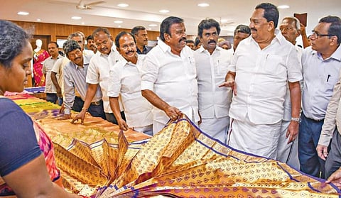 சேலத்தில், புதுப்பிக்கப்பட்டு, நவீனப்படுத்தப்பட்ட கோ-ஆப்டெக்ஸ் தங்கம் பட்டு மாளிகையை,  அமைச்சர்கள் கே.என்.நேரு, காந்தி ஆகியோர்  திறந்து வைத்து, முதல் விற்பனை தொடங்கி வைத்தனர். உடன் ஆட்சியர் கார்மேகம். 				      படம்: எஸ்.குரு பிரசாத்