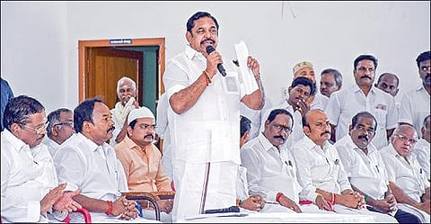 சேலத்தில் நேற்று நடைபெற்ற அதிமுக நிர்வாகிகள் கூட்டத்தில் பேசினார்  கட்சியின் பொதுச் செயலாளர் பழனிசாமி. படம்: எஸ்.குருபிரசாத்