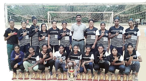 கால்பந்தில் கலக்கும் கல்மண்டபம் அரசுப் பள்ளி மாணவிகள்: 25 கி.மீ தூரம் பயணித்து பயிற்சி