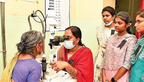 மதுரை அரசு மருத்துவமனையில்  கருப்பு பேட்ஜ் அணிந்து பணிபுரியும் மருத்துவர், பயிற்சி மருத்துவர்கள். படம்: நா. தங்கரத்தினம்