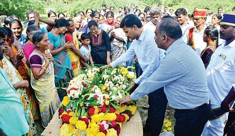 கோவிந்தராஜின் உடலுக்கு மலர் வளையம் வைத்து அஞ்சலி செலுத்திய கிருஷ்ணகிரி மாவட்ட வருவாய் அலுவலர் சாதனைக் குறள்.