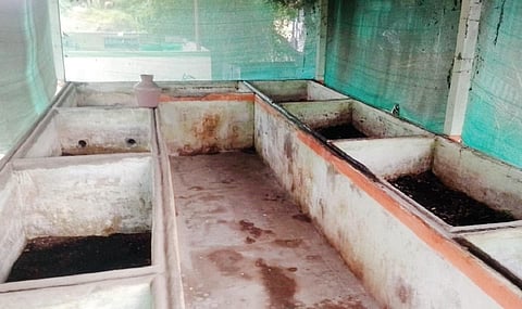 சென்னிமலை ஊராட்சி ஒன்றியம் கவுண்டச்சிபாளையம் ஊராட்சியில் செயல்படாமல் கிடக்கும் குப்பை தரம் பிரிக்கும் மையம் மற்றும் மண்புழு உரம் தயாரிக்கும் கூடம். 															   (கோப்பு படம்)﻿﻿