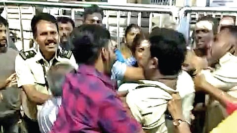 பழநியில் பக்தர்கள், காவலாளிகள் இடையே ஏற்பட்ட தள்ளு முள்ளு.