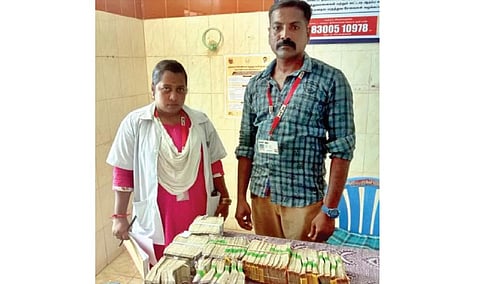 சாலை விபத்தில் சிக்கியவரிடம் இருந்து மீட்கப்பட்ட ரூ.17.40 லட்சம் பணத்துடன் 108 ஆம்புலன்ஸ் பணியாளர்கள் செல்வி, பாண்டியன்.