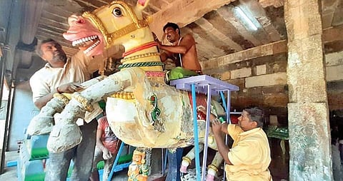 திருவண்ணாமலை அண்ணாமலையார் கோயிலில் கார்த்திகை தீப  திருவிழாவை முன்னிட்டு சுவாமி எழுந்தருளி வலம் வரும் வாகனங்களை சீரமைக்கும் பணி நடைபெறுகிறது.