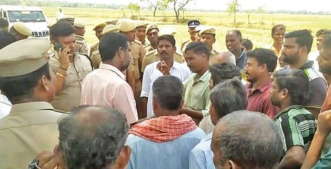 நிலத்தை சமன் செய்ய வந்த என்எல்சி நிறுவன அதிகாரிகளை தடுத்து நிறுத்திய மும்முடிச்சோழகன் கிராம மக்களிடம் போலீஸார் பேச்சு வார்த்தை நடத்தினர்.