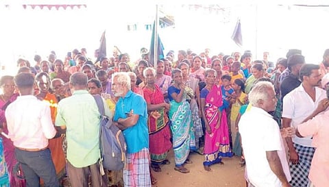 திருப்பணி கரிசல்குளத்தில் 4-வது நாளாக கருப்புக்கொடி ஏற்றி போராட்டத்தில் ஈடுபட்ட பொதுமக்கள்